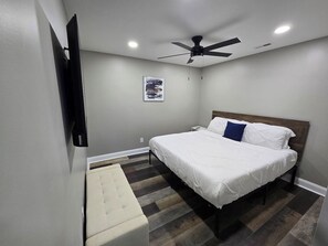 1 slaapkamer, een strijkplank/strijkijzer, gratis wifi, beddengoed