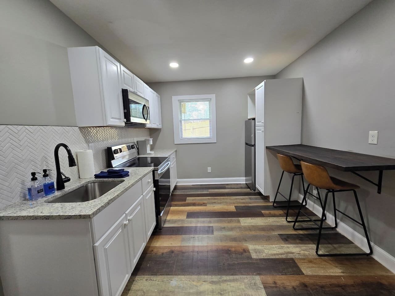 Geladeira, micro-ondas, fogão, cooktop