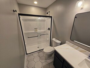 Een douche, een haardroger, handdoeken