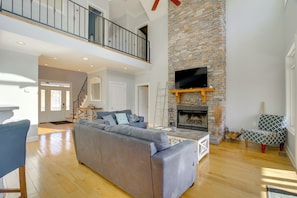 TV, fireplace, books, video library - 5-Acre Hideaway on Pickwick Lake: Great for Groups (Waterloo)