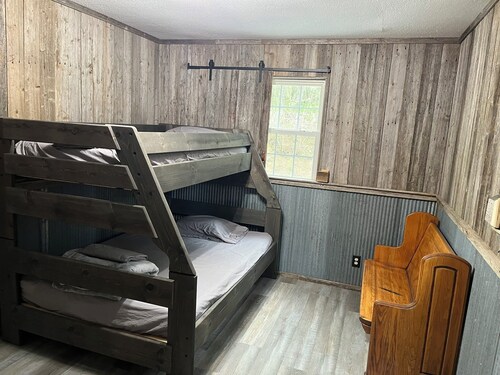 Spacious 4-bedroom house in brilliant Maysville with AC