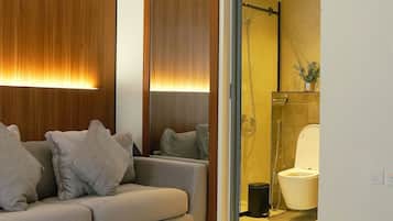 Suite Confort, vista a la ciudad | Área de sala de estar | Televisión de pantalla plana de 30 pulgadas con canales digitales