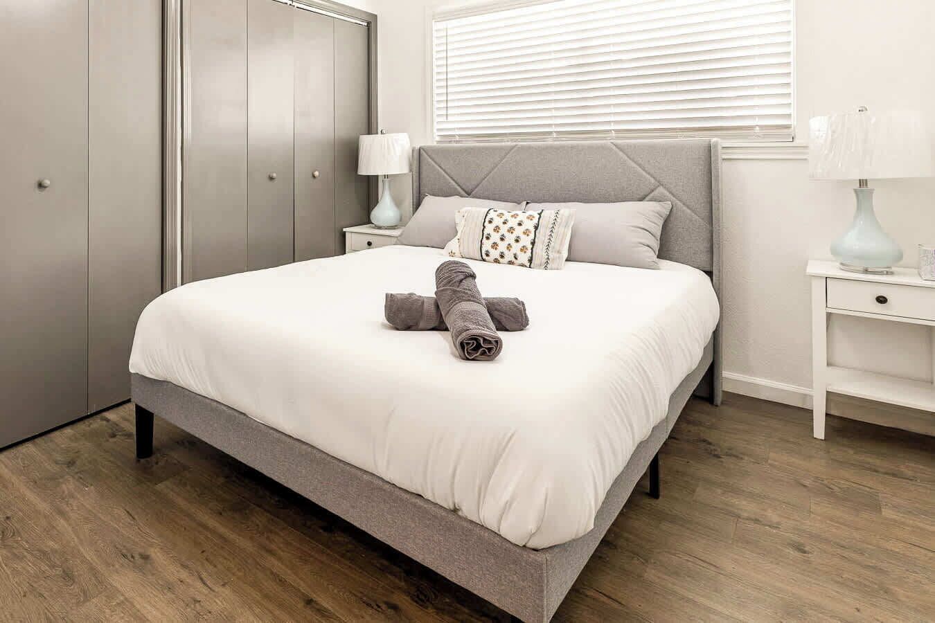 Desk, iron/ironing board, WiFi, bed sheets