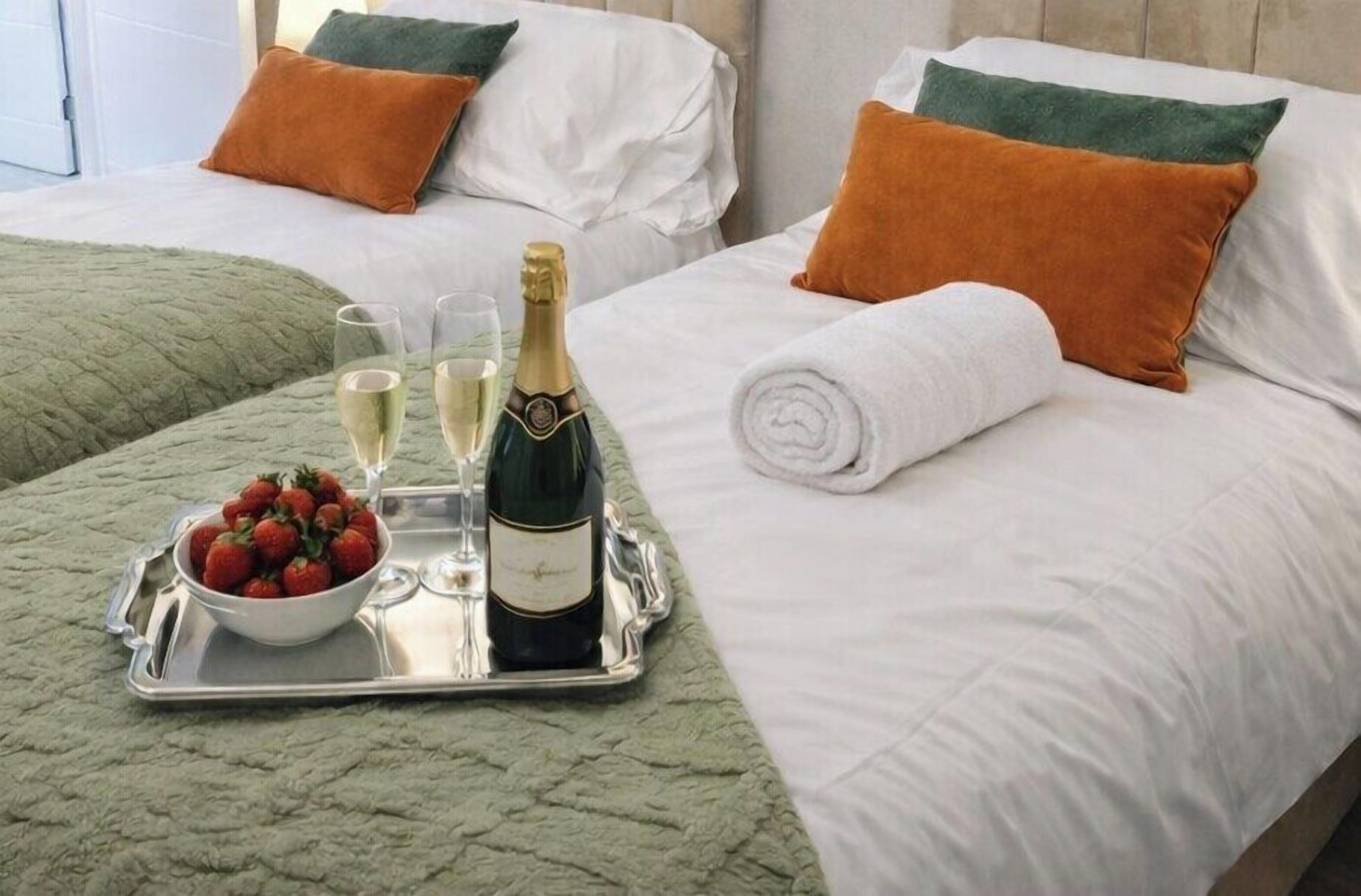 2 bedrooms, iron/ironing board, internet, bed sheets