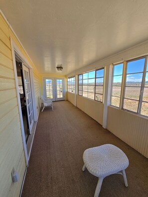 Interior - Pet-friendly 3-bedroom house in perfect Elgin with cool AC and charm. (Elgin)