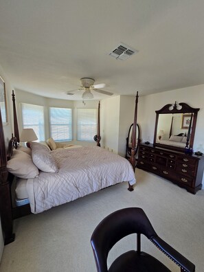 3 bedrooms, free WiFi, bed sheets - Pet-friendly 3-bedroom house in perfect Elgin with cool AC and charm. (Elgin)