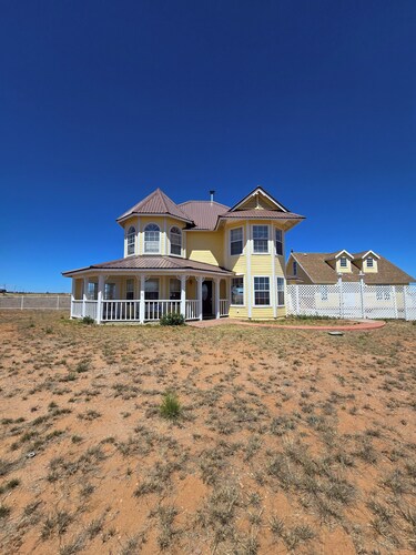 Pet-friendly 3-bedroom house in perfect Elgin with cool AC and charm.