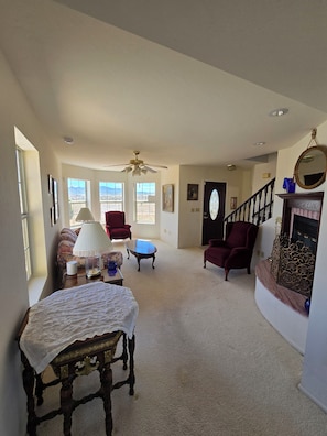 Smart TV, fireplace - Pet-friendly 3-bedroom house in perfect Elgin with cool AC and charm. (Elgin)