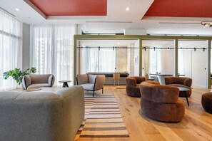 A modern lounge area with sofas, a coffee table, and a striped rug. - NEW Penthouse with pool, hot tub, co-working, gym, lounge, games room, BBQ (Miami)