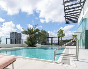 Outdoor pool - NEW Penthouse with pool, hot tub, co-working, gym, lounge, games room, BBQ (Miami)