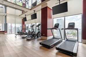 Fitness facility - NEW Penthouse with pool, hot tub, co-working, gym, lounge, games room, BBQ (Miami)