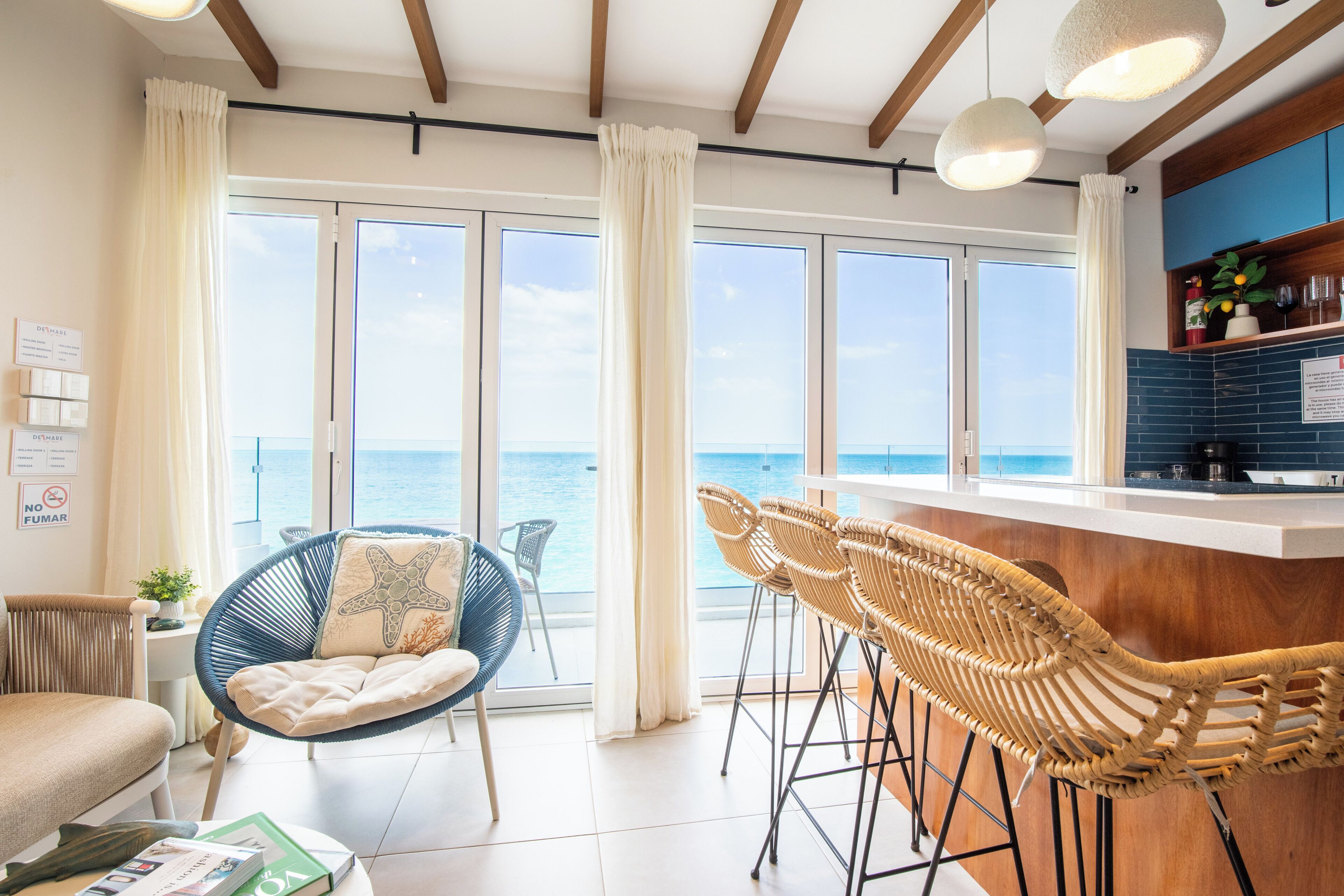 Luxury-Apartment, Balkon, Meerblick | Wohnbereich