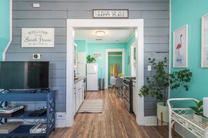 Interior - Cozy 2-Bedroom Cottage Near the Beach. NEW! Promo!! (Galveston)