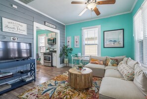 Smart TV - Cozy 2-Bedroom Cottage Near the Beach. NEW! Promo!! (Galveston)