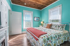 2 bedrooms, iron/ironing board, travel cot, free WiFi - Cozy 2-Bedroom Cottage Near the Beach. NEW! Promo!! (Galveston)