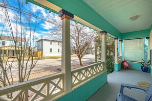 Property grounds - Cozy 2-Bedroom Cottage Near the Beach. NEW! Promo!! (Galveston)