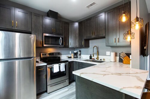 Bright King Suite Near Dining, Shops & Parks