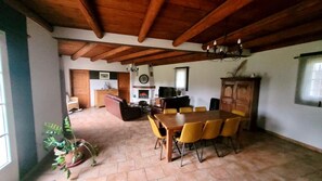 Interior - " LES LOUVETTES" in the heart of the provincial countryside. (Châteaurenard)