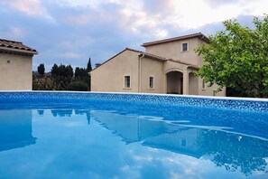 Outdoor pool - " LES LOUVETTES" in the heart of the provincial countryside. (Châteaurenard)