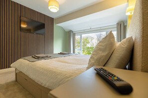 3 bedrooms, iron/ironing board, free WiFi, bed sheets - Stylish Home with Private Hot Tub (Poulton-le-Fylde)