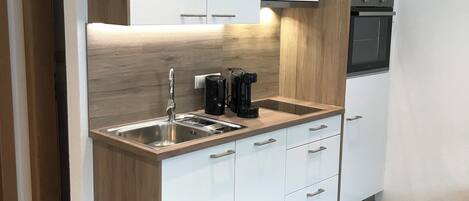 Réfrigérateur, micro-ondes, four, plaque de cuisson