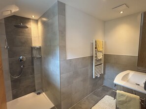Douche, sèche-cheveux, serviettes fournies, savon