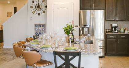 Spacious 5BR Retreat Sleeps 13 Premium Bedding Near NRG & Events