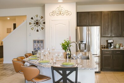 Spacious 5BR Retreat Sleeps 13 Premium Bedding Near NRG & Events