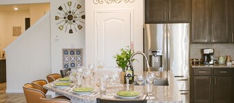 Spacious 5BR Retreat Sleeps 13 Premium Bedding Near NRG & Events