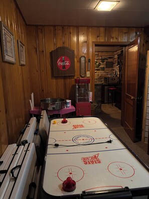 Games room - Cozy 1-bedroom 1st floor in beautiful Pittsburgh with AC (Pittsburgh)