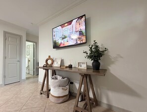Interior - Boutique 2 bdr in Las Olas Fort Lauderdale. Minutes from beach, airport, port (Fort Lauderdale)