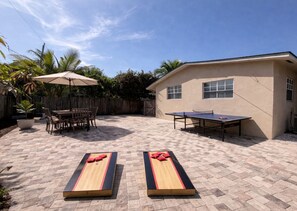 Outdoor dining - Boutique 2 bdr in Las Olas Fort Lauderdale. Minutes from beach, airport, port (Fort Lauderdale)