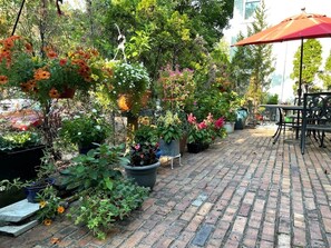 Outdoor dining - Charming Full-House Conveniently-Located (Newport)