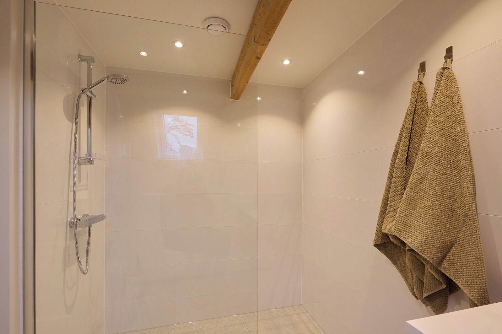 Een douche, een haardroger, handdoeken, toiletpapier