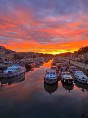 A marina with boats docked at sunset. - Suite Crazy'n love room, jacuzzi, cinema, parking, Camargue (Beaucaire)
