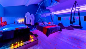 A room with a bed, a massage chair, and a massage table. - Suite Crazy'n love room, jacuzzi, cinema, parking, Camargue (Beaucaire)