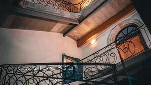A multi-level staircase with ornate metal railings and a warm light source at the top. - Suite Crazy'n love room, jacuzzi, cinema, parking, Camargue (Beaucaire)