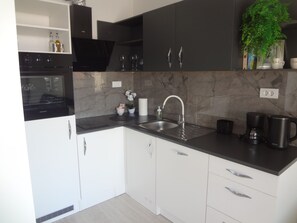 Oven, stovetop, dishwasher - Silence - New Apartment in Heart of Mravince - Split (Split, Mravince)