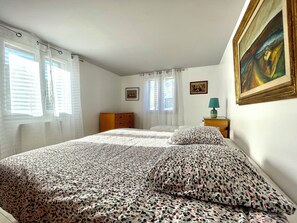 3 habitaciones, tabla de planchar con plancha, wifi y ropa de cama 