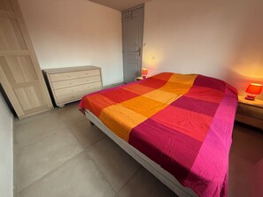 3 habitaciones, tabla de planchar con plancha, wifi y ropa de cama 