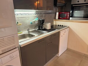 Private kitchen - 3 rooms 6 pers • Terrace & garden - Calenzana near Calvi - Departure GR20 (Moncale)