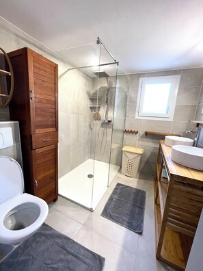 Shower, towels - 3 rooms 6 pers • Terrace & garden - Calenzana near Calvi - Departure GR20 (Moncale)