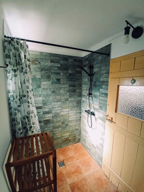 Shower, towels, soap, toilet paper - Complete studio on a farm with animals. Just 20 minutes from Lisbon! (Montijo)