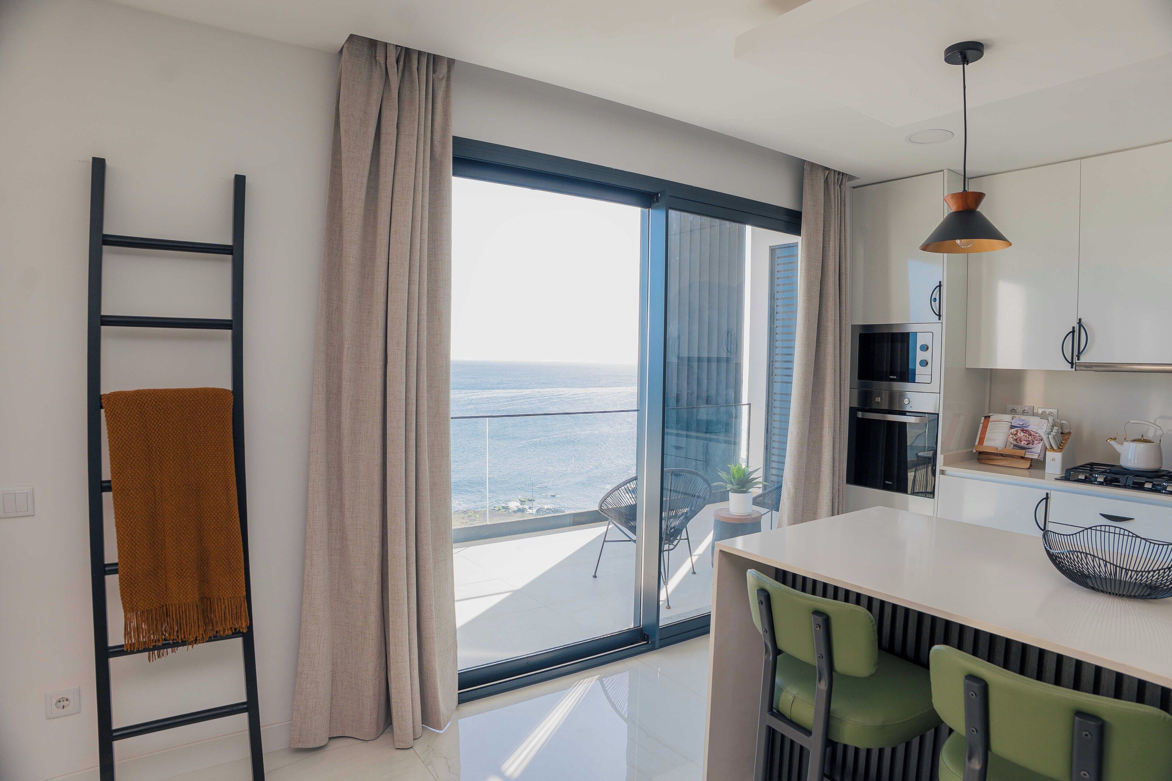 Microondas, horno, placa de cocina