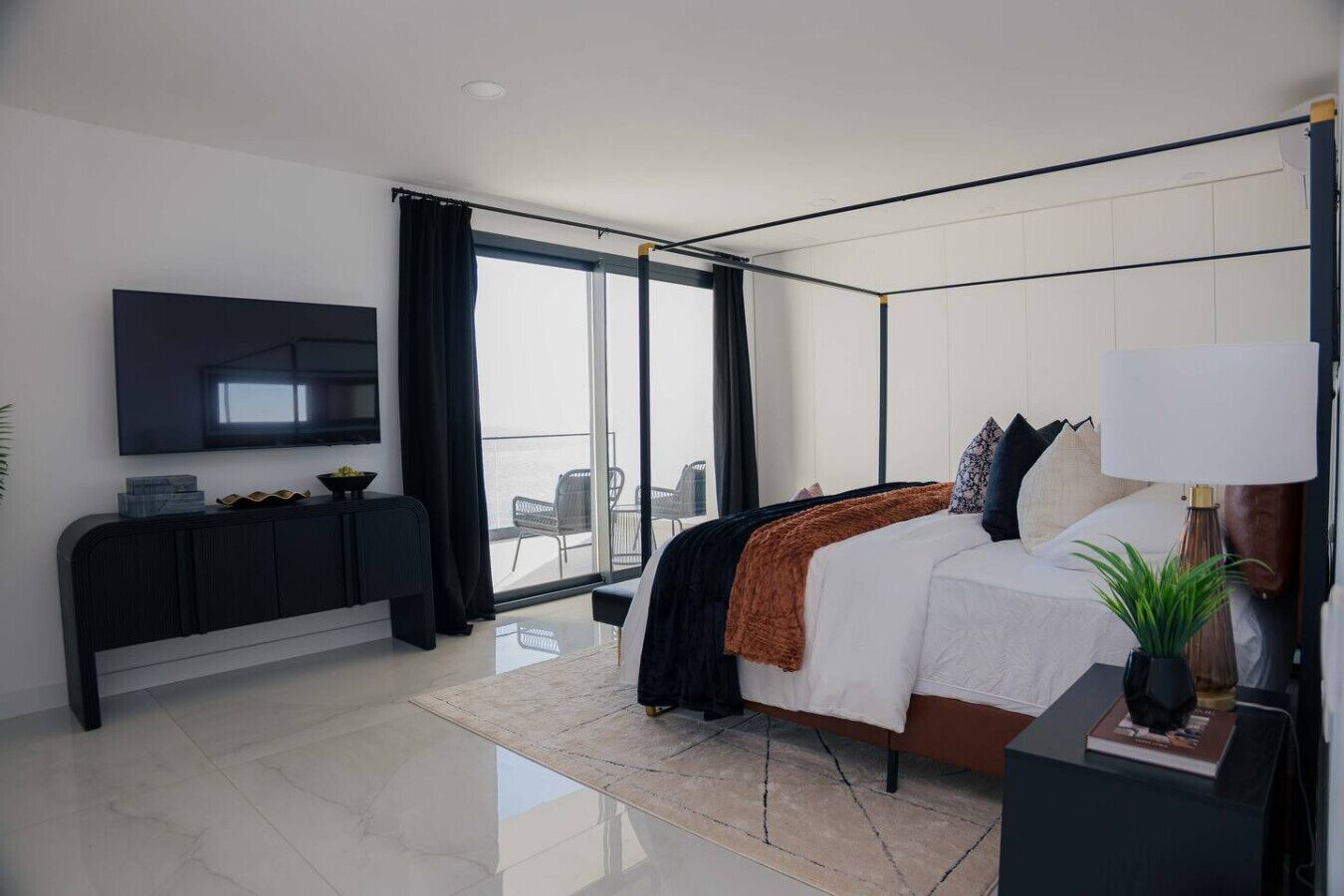 Tabla de planchar con plancha, wifi, ropa de cama