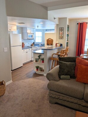 Smart TV - Blissfully Bare - Third Floor, Screened Lanai, Lofted Ceiling (Lutz)