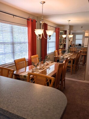 Dining - Blissfully Bare - Third Floor, Screened Lanai, Lofted Ceiling (Lutz)