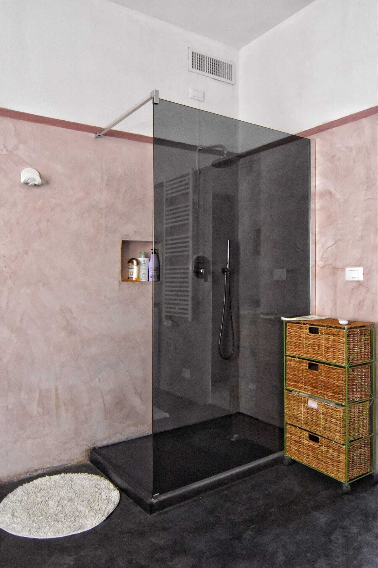 Regadera, secadora de cabello, bidet, toallas 