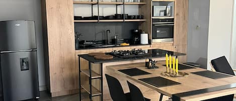 ميكروويف، فرن، موقد طهي مسطح، ماكينة لصنع القهوة/الشاي