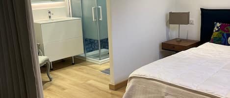 1 habitación, tabla de planchar con plancha, wifi y ropa de cama